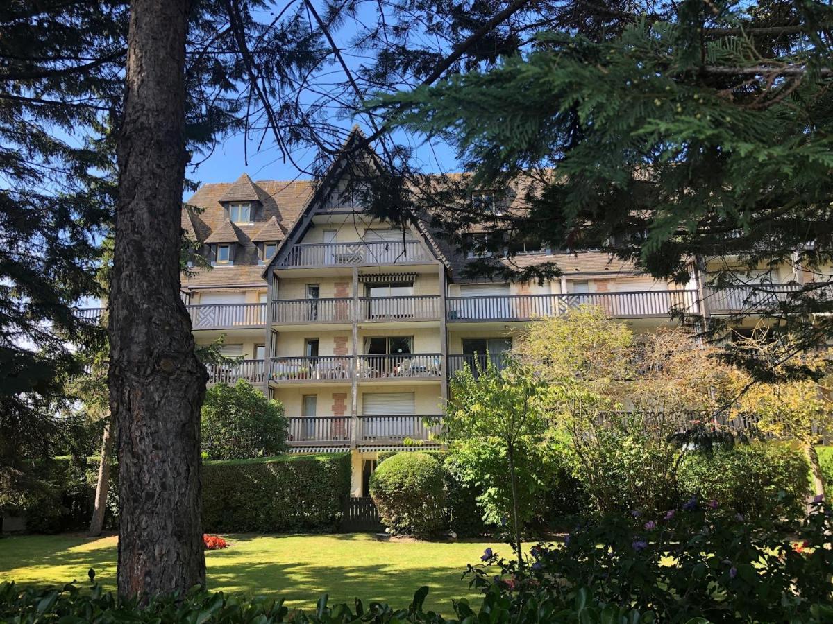 Beau Studio Terrasse Vue Jardin - A 2 Pas De La Mer Deauville Dış mekan fotoğraf